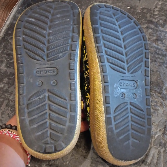 Crocs Rainbow High Gold Glitter Clogs  Youth Size J6 NIB - Picture 4 of 9